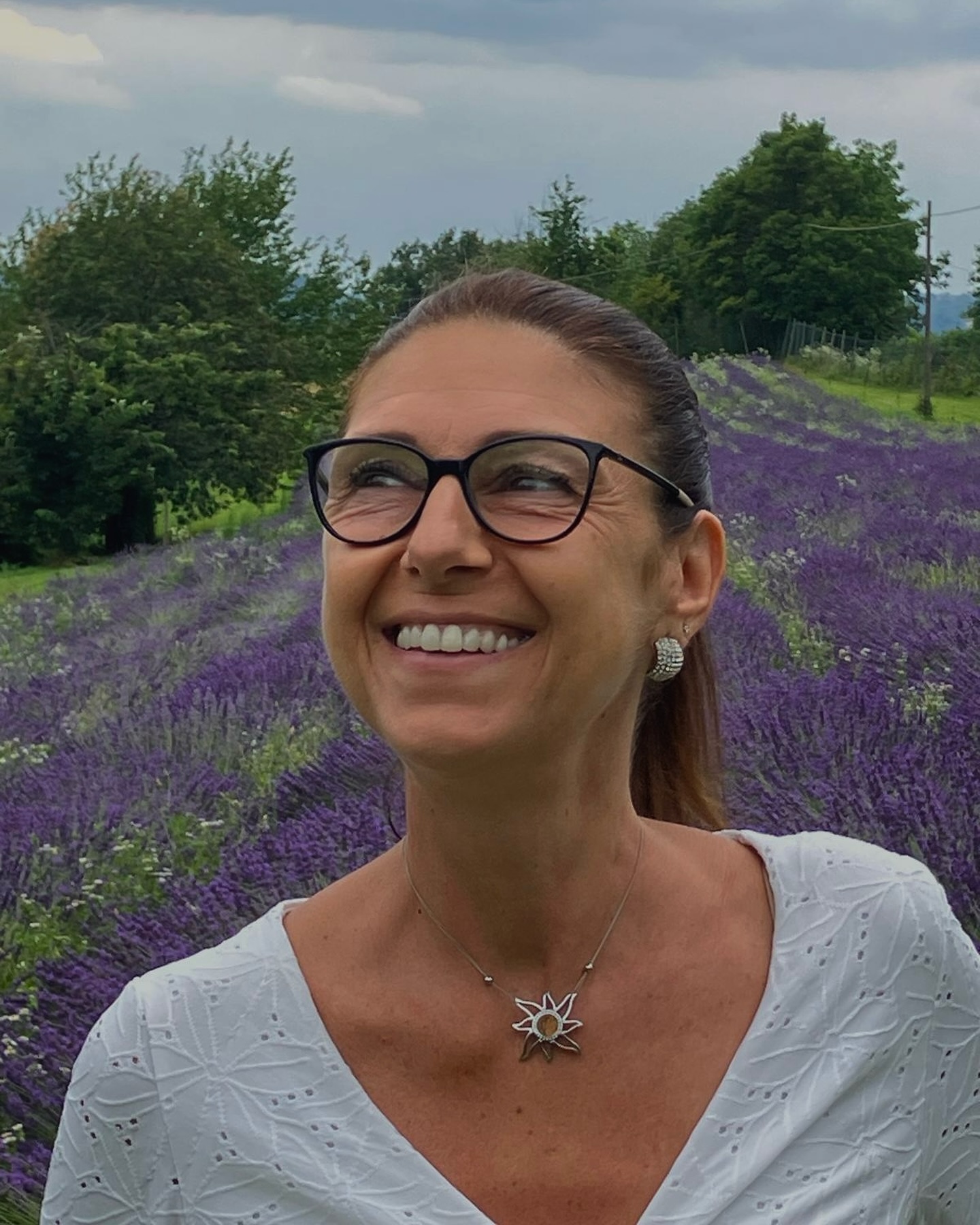 Nel campo di lavanda: connessione con la natura, purezza e rigenerazione.